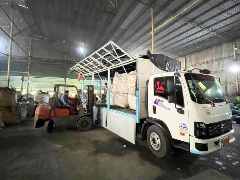 Vận chuyển hàng hoá TP.HCM đi Bình Thuận Nhân công đang chất hàng lên xe tải để vận chuyển từ TP.HCM đi Bình Thuận